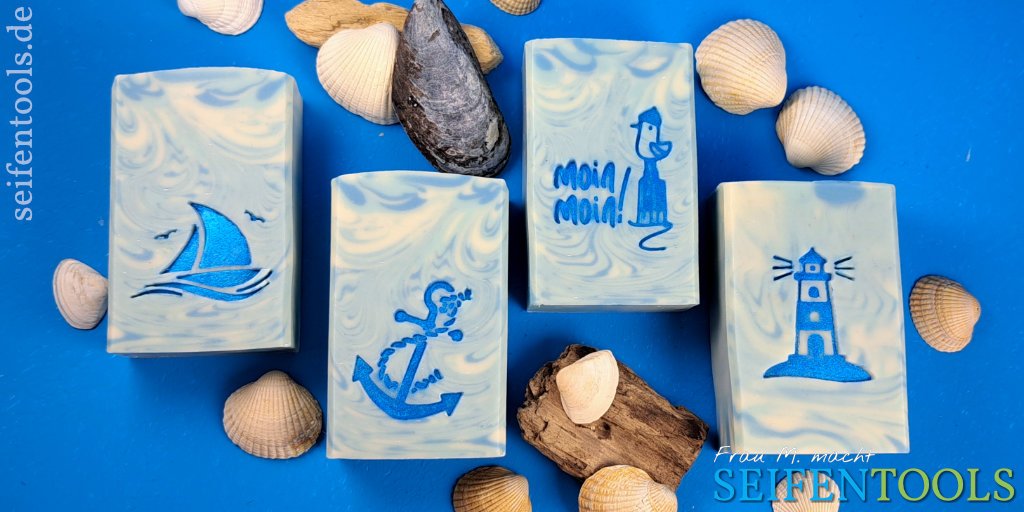 Seifen mit Seifenstempeln "Segelboot", "Anker", "Moin Moin!" und "Leuchtturm"