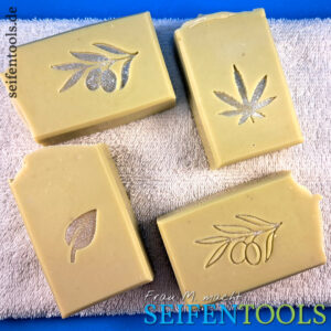 Olive-Hanf-Seife mit Stempeln "Blatt", "Hanfblatt" und "Olivenzweig" Olive-Hanf-Seife mit Stempeln "Blatt", "Hanfblatt" und "Olivenzweig"