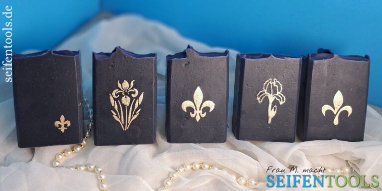 Seifen "Iris" mit Seifenstempeln "Schwertlilie 1", "Schwertlilie 2", "Fleur de Lis (neu)", "Fleur de Lis (modern)", Mini-Seifenstempel "Fleur de Lis"
