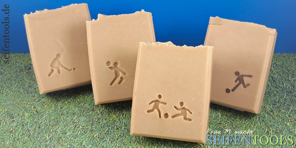 Seifen "Sport frei!" mit Seifenstempeln Fußballspiel, Fallrückzieher, Handballer, Hockeyspieler Seifen "Sport frei!" mit Seifenstempeln Fußballspiel, Fallrückzieher, Handballer, Hockeyspieler