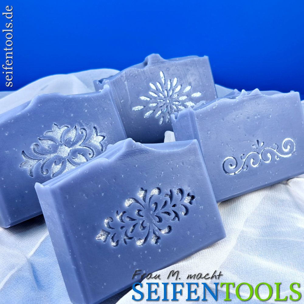 Seifen "Amethyst" mit Anwendungsbeispiel Seifenstempel "Dekor 3", "Dekor 4", "Dekor 6" und "Dekor 6"