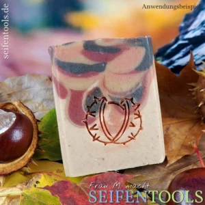 Seife "Herbst-Drops" mit Seifenstempel "Kastanie" Seifenstempel Kastanie auf Dropswirl-Seife mit Kastanienextrakt